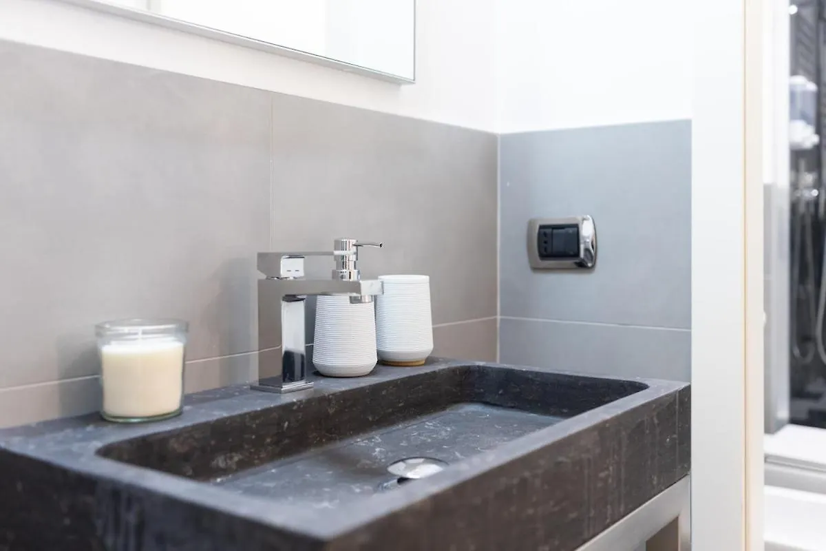 Modern Suite I Free Wifi, Ac & Metro Nearby Milano