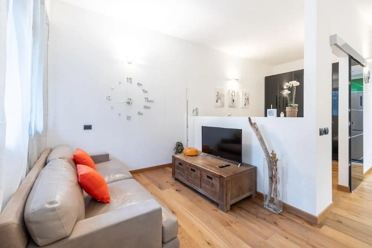 Modern Suite I Free Wifi, Ac & Metro Nearby Milano